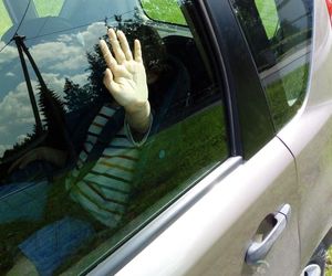 Nie zostawiaj dzieci w rozgrzanym samochodzie! To może skończyć się tragicznie