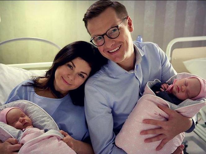 M jak miłość. Kinga (Katarzyna Cichopek), Piotrek (Marcin Mroczek) i bliźniaczki - Emilka i Zuzia