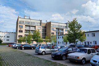 Kultowy akademik Pancernik we Wrocławiu. Dom z wzorcowego osiedla wciąż czeka na drugie życie