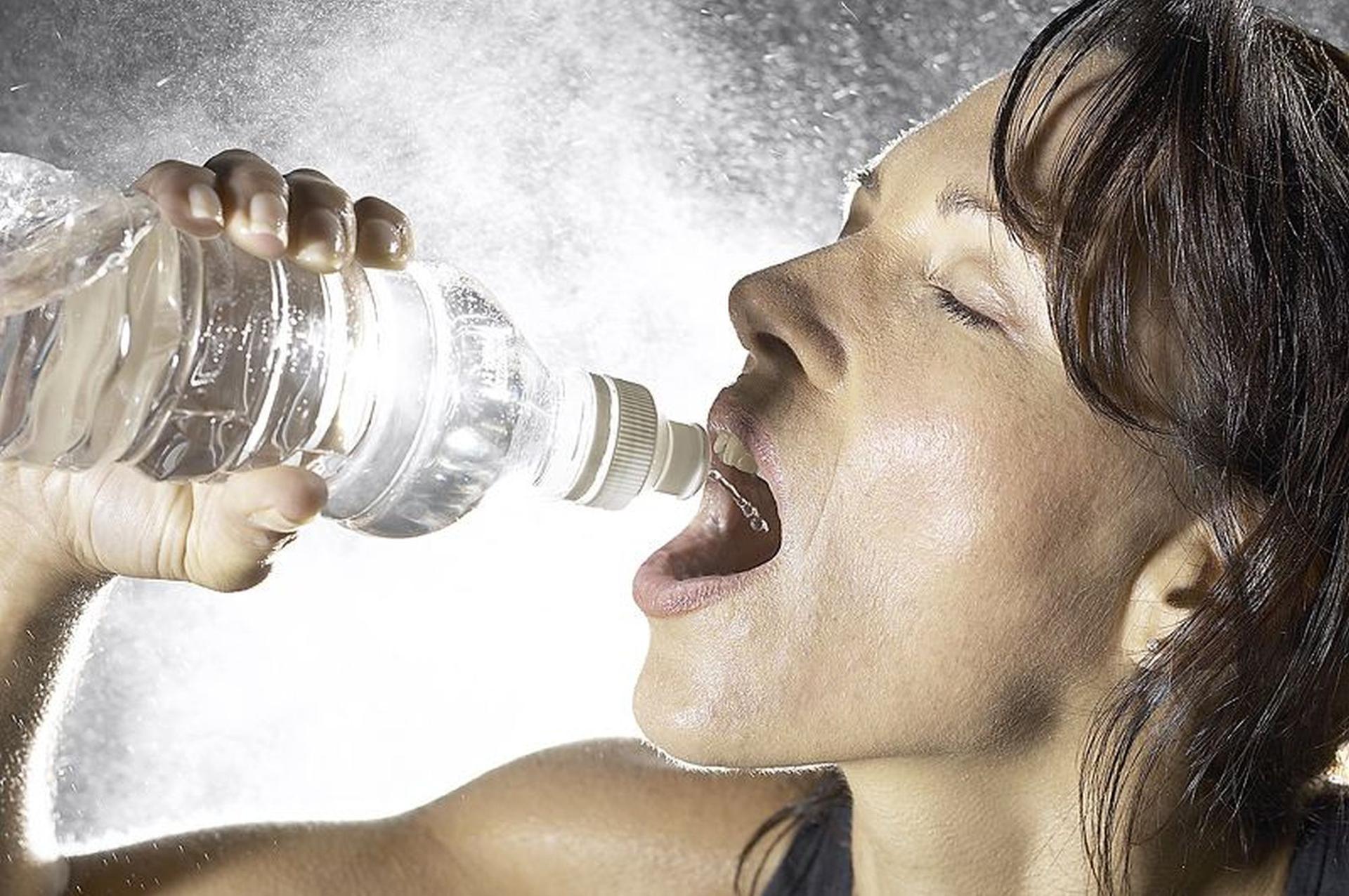 Выпил слишком много воды. Пить много воды. Вода и здоровье. Утоление жажды. Женщина пьёт много много воды.
