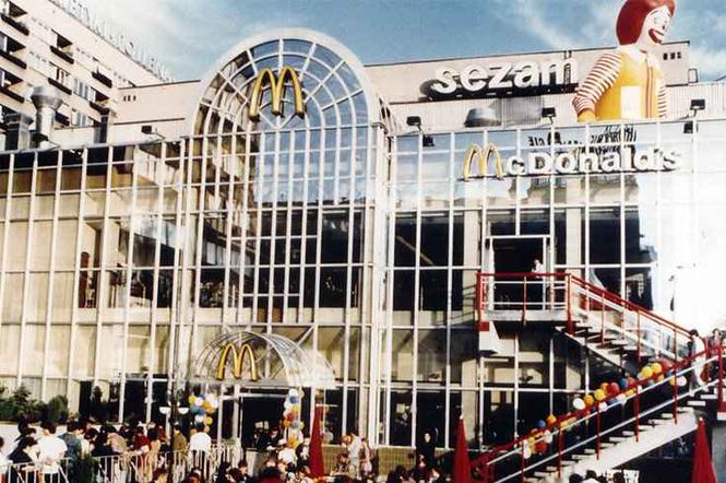Big Mac za 2,5 zł, frytki za 70 groszy! Tak otwierali pierwszy McDonald's w Polsce