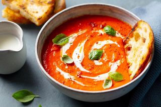 Odkryłam przepis na najlepszą zupę pomidorową. Jej smak podkręcają 2 nietypowe dodatki