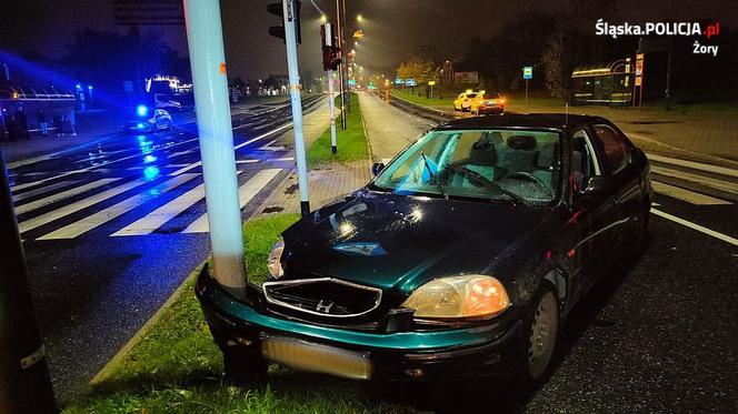 Żory: Pijany Gruzin jechał pod prąd i przydzwonił w latarnię. Ukrył się krzakach