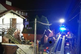 Wielka akcja strażaków w Łomiankach. Dom jednorodzinny płonął jak pochodnia