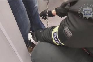 Rzucił się z nożem na swych rodziców i podziurawił ich jak sito. Złapali go w Warszawie