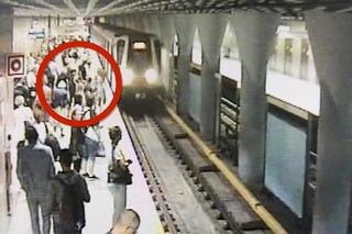 Próbował wepchnąć kobietę pod pociąg metra. Szokujące sceny w Warszawie