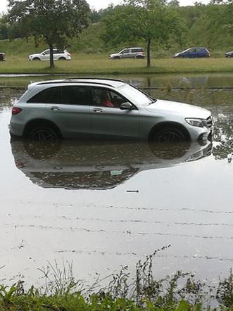 Po burzy w Łodzi zalane ulice i mnóstwo utrudnień. Tak wygląda ul. Włókniarzy