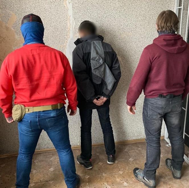 Katowice: Wpadli do mieszkania i brutalnie pobili 40-latka. Jeden ze sprawców miał 17 lat! Poszkodowany przeszedł operację