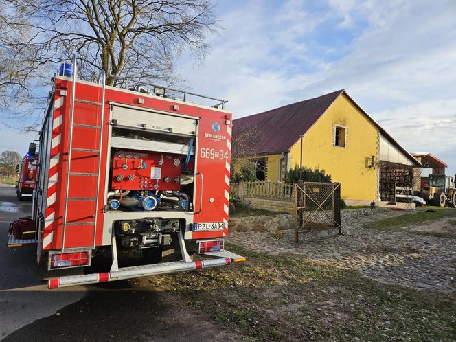 Chwalimie. Tragiczny pożar domu jednorodzinnego. Nie żyje 36-latek, jego mamę zabrała karetka [ZDJĘCIA].