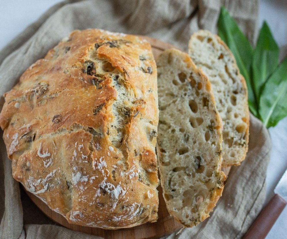 chleb z czosnkiem niedźwiedzim