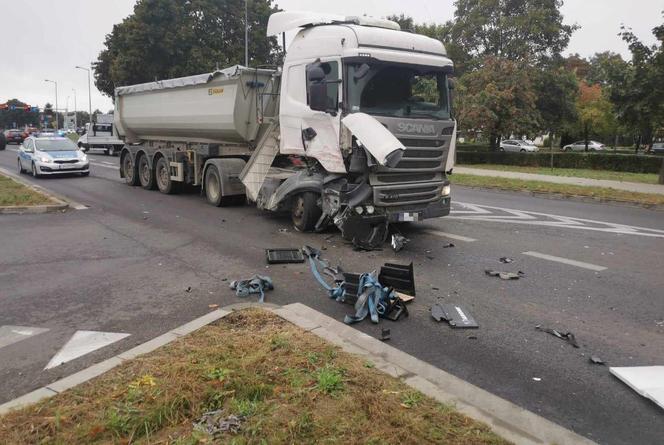 kolizja TIR-ów na ulicy Estkowskiego w Lesznie