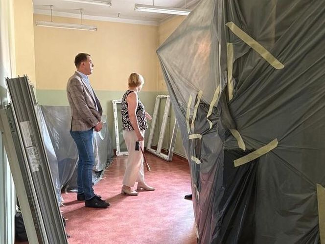 ​W szkołach w Lesznie praca wre. W których wakacyjne remonty? [ZDJĘCIA]