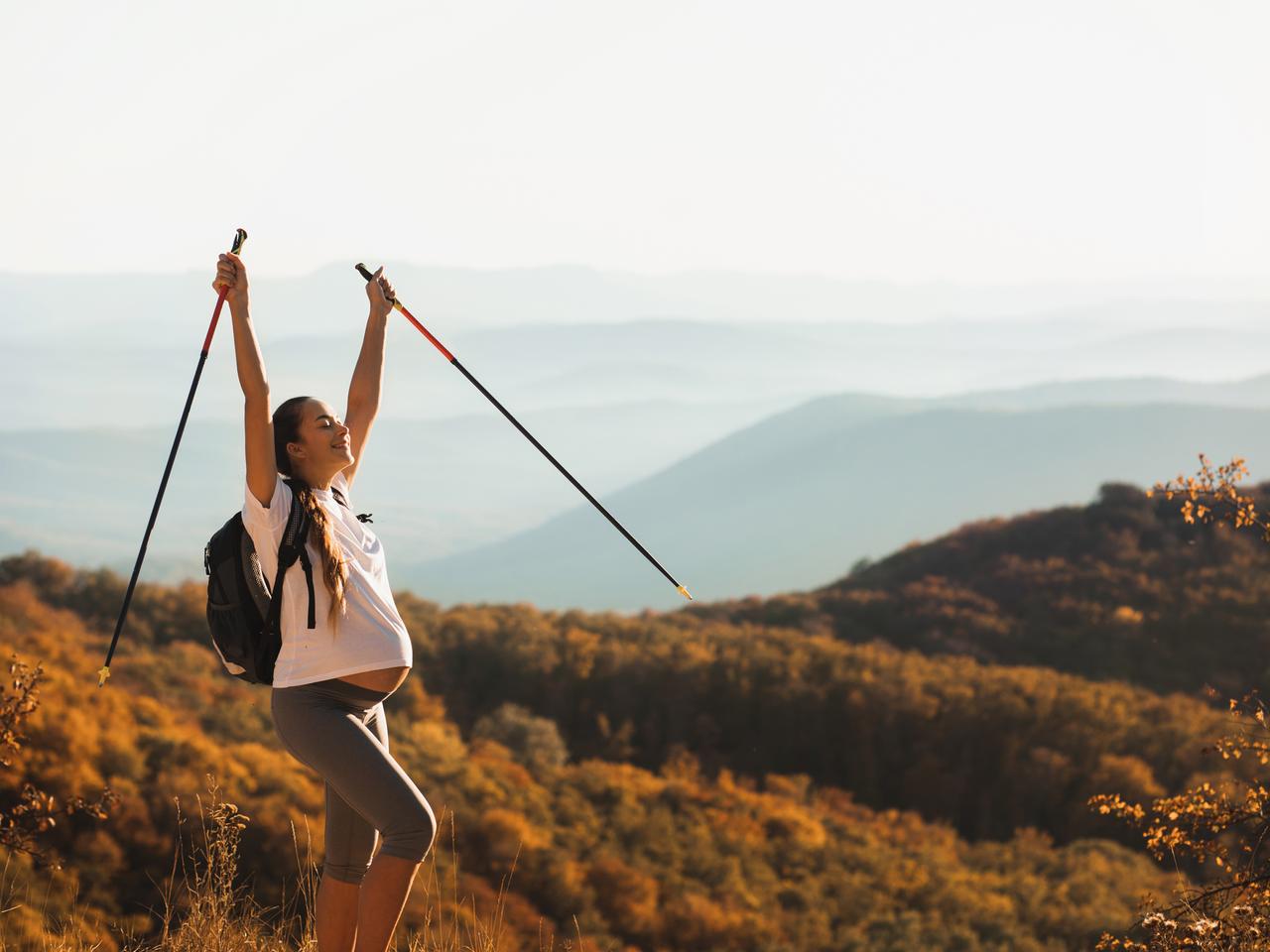 Nordic walking w ciąży: 5 powodów, dla których warto maszerować z kijkami