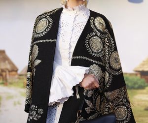 Premiera serialu 1670! Herman w gorsecie, kwiecista Dębska i Byczkowska w białych majtkach