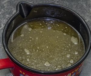 Wygładza zmarszczki i niweluje cienie pod oczami. Stosowały go na twarz nasze babcie