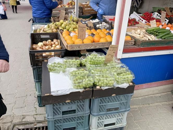 Ceny w markecie a na rynku. Czy jest różnica? Gdzie taniej kupisz warzywa i owoce