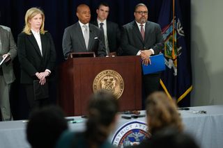 108 zarzutów za pół roku strzelania nad głowami mieszkańców Manhattanu