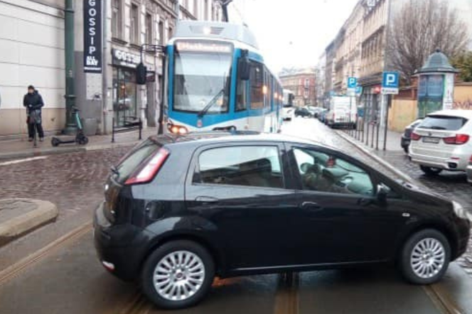 Kraków: torowisko w centrum zablokował samochód. Za kółkiem kierowca-widmo
