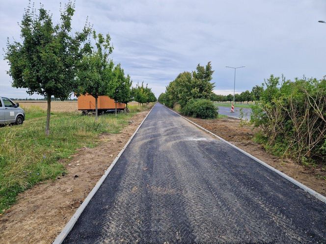​Na nowej ścieżce rowerowej w Lesznie już kładą asfalt [ZDJĘCIA]
