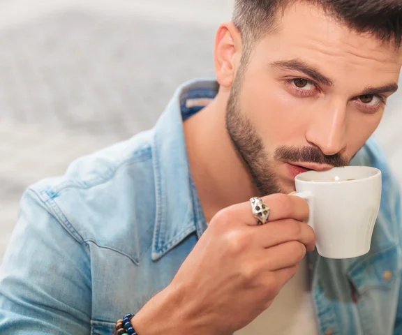 To, kiedy pijesz kawę, może wydłużyć życie