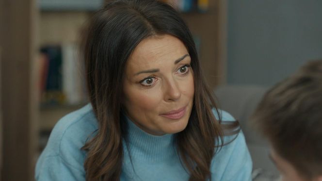 Barwy szczęścia odc. 3203 po wakacjach. Kasia (Katarzyna Glinka), Ksawery (Bartosz Gruchot)