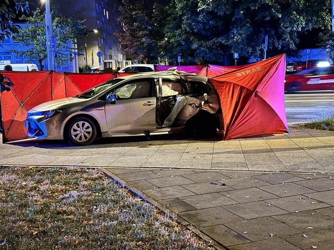 Osobowa toyota wjechała w słup, jedna osoba zginęła. Autem podróżowały dzieci