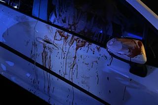 Horror na Woli. Kobieta w szale wysmarowała swoją krwią samochody