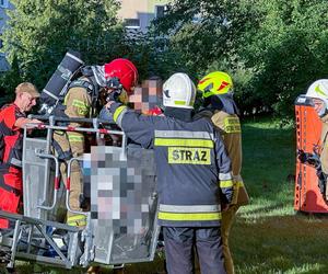 Pożar w bloku. Uwięziony staruszek czekał na pomoc z doniczką na głowie. 