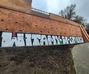 Zniszczony zabytkowy mur na Mariensztacie