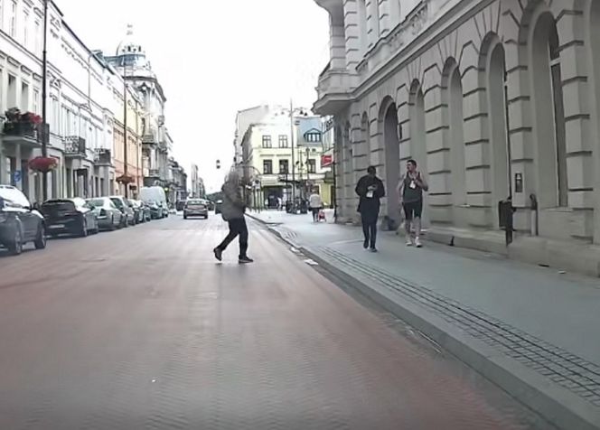 Wyjął pistolet na środku ulicy i wycelował w kobietę. Poszukuje go policja 