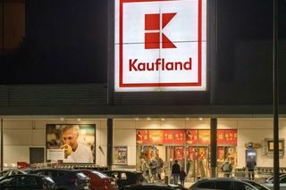 Ten projektor z Kauflandu jest viralowy. Kosztuje tylko 155 zł i jest idealny na jesienne wieczory 