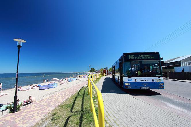 Komunikacja miejska w Gdyni. Ten autobus wjeżdża niemal na plażę!