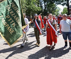 150-lecie przewodnictwa tatrzańskiego. Przemarsz przewodników po Krupówkach w Zakopanem