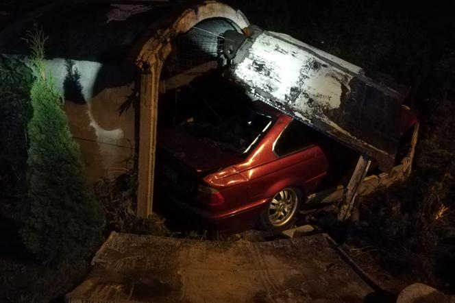 Rozpędzone BMW wjechało w betonowy garaż