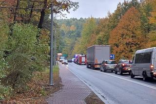 Zderzenie trzech aut na Ostrowieckiej. Są poważne utrudnienia