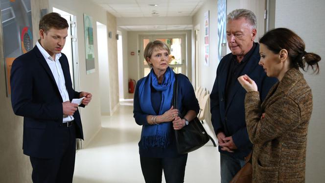 Barwy szczęścia odc. 1415. Regina (Ewa Serwa), Ludwik (Marek Lewandowski), Kasia (Katarzyna Glinka), Łukasz (Michał Rolnicki)