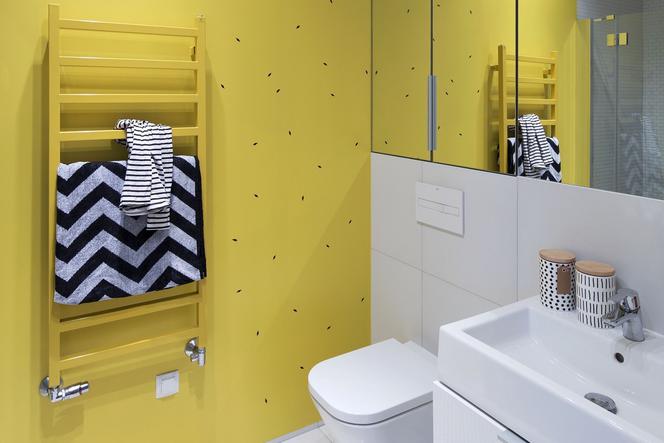 Mała łazienka z żółtą ścianą – projekt na miarę oczekiwań