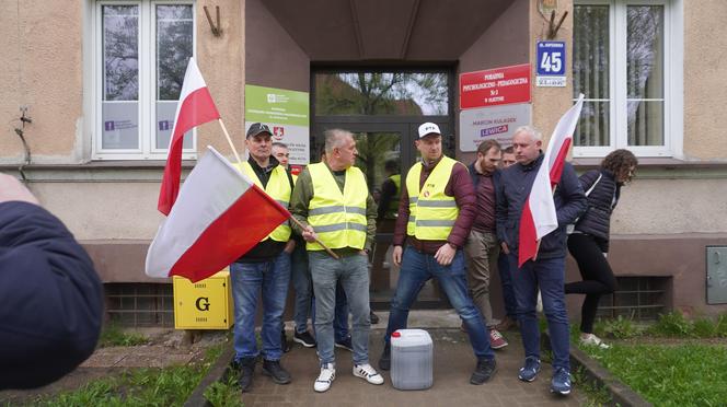 Protest rolników 16 kwietnia w Olsztynie. Strajkujący znów przynieśli nawóz do biura posła Kulaska [ZDJĘCIA]