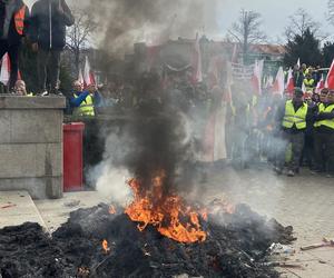 Protest rolników we Wrocławiu. Strajk wymyka się spod kontroli. Urząd Wojewódzki obrzucany jajkami