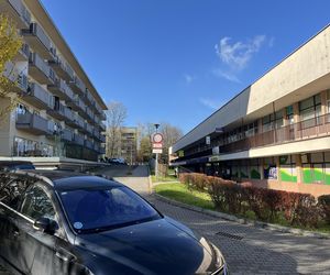 Bloki wstawiono między pawilon handlowy i szkoły