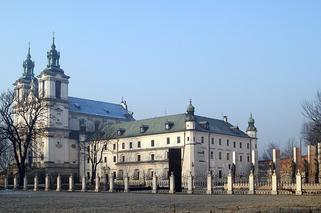 Kraków. Symbol Strajku Kobiet na murze bazyliki! Obok napisy o aborcji i pedofilii