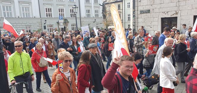 Przez Kraków przeszedł marsz solidaryzujący z warszawskim Marszem Miliona Serc