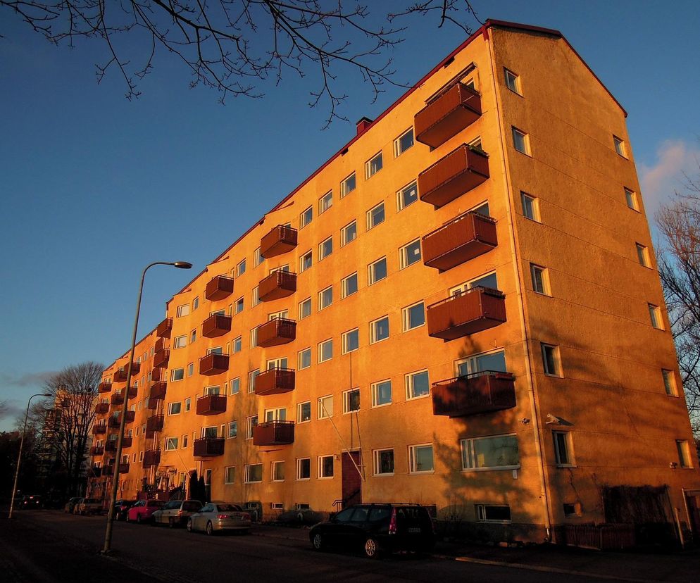 Strzelno. 7-latek na balkonie w samych majtkach. W środku nietrzeźwa matka