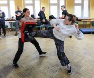 Odpowiedź na bandyckie ataki na ratowników medycznych w Warszawie. Przeszli ostre szkolenie