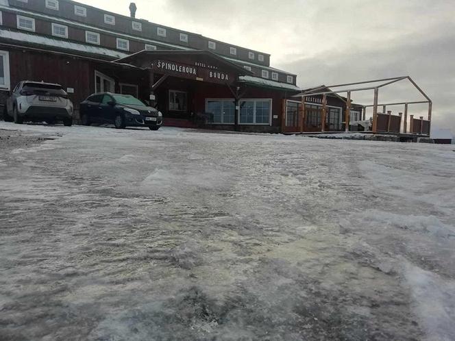 Śnieg i lód na górskich szlakach w Karkonoszach. Apelują o ostrożność