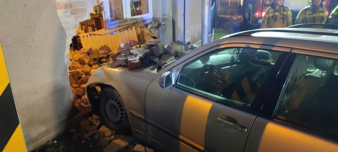 Mercedes uderzył w budynek i wybił potężną dziurę. Autem jechali ojciec z synem