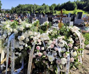 Pogrzeb Justyny i Zbigniewa. Ich groby utonęły w białych kwiatach