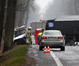 Wypadek ciężarówki z żołnierzami pod Warszawą. Jedna osoba nie żyje, pięć w szpitalu