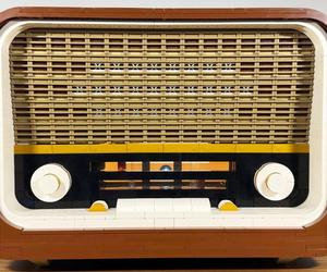 LEGO Icons - Zestaw Retro Radio dla Nerdów.  Zawiera specjalną ścieżkę dźwiękową