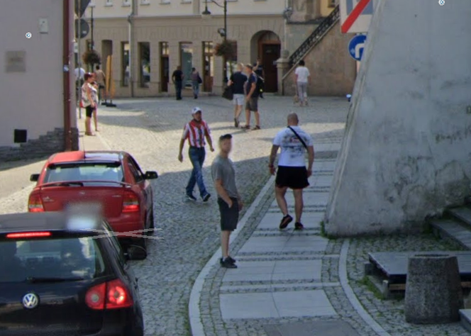 Nieplanowana wymiana koszulek kibiców uchwycona na Google Street View